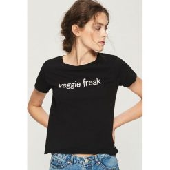 T-shirt veggie freak - Czarny. Czarne t-shirty damskie Sinsay. W wyprzedaży za 9.99 zł.