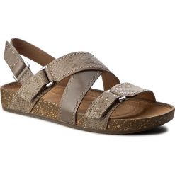 Sandały CLARKS - Rosilla Essex 261262954 Sage Combi. Brązowe klapki damskie Clarks, bez wzorów, ze skóry, bez obcasa. W wyprzedaży za 169.00 zł.