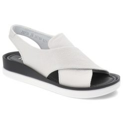 Białe Sandały Nessi Modne Obuwie Damskie. Białe obuwie sportowe damskie Nessi, bez wzorów, ze skóry, bez obcasa, bez zapięcia. Za 399.00 zł.