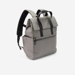 Plecak sportowy z kieszenią na laptopa 15 L. Szare plecaki damskie Decathlon, z materiału, małe. W wyprzedaży za 119.99 zł.