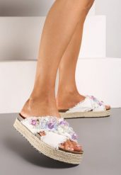 Białe Klapki na Platformie w Stylu Boho z Aplikacjami i Plecionką Rissona. Białe klapki damskie Renee, z aplikacjami, z jeansu, boho, bez obcasa, na platformie. Za 59.99 zł.