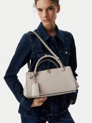 Guess Torebka HWVG97 34060 Beżowy jasny. Brązowe torebki do ręki damskie Guess, z aplikacjami, ze skóry, bez dodatków. Za 634.99 zł.