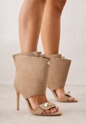 Brązowe Sandały Typu Botki z Metalicznymi Klamrami Zaehlyss. Brązowe botki damskie Renee, bez wzorów, z lakierowanej skóry, bez obcasa, na obcasie, bez zapięcia. Za 189.99 zł.