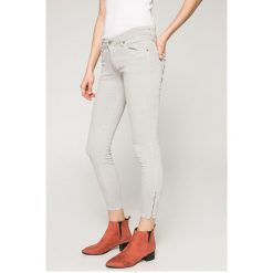 Answear - Jeansy. Szare jeansy damskie ANSWEAR, z obniżonym stanem. W wyprzedaży za 59.90 zł.