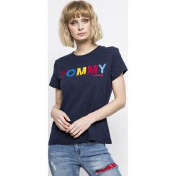 Tommy Jeans - Top. Szare topy damskie Tommy Jeans, z nadrukiem, z bawełny, z okrągłym kołnierzem, z krótkim rękawem. W wyprzedaży za 139.90 zł.