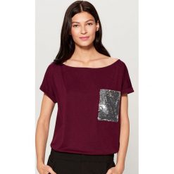Koszulka z błyszczącą kieszenią - Fioletowy. T-shirty damskie marki Mohito. W wyprzedaży za 29.99 zł.