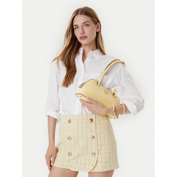 Torebka Guess. Brązowe torebki do ręki damskie Guess, z aplikacjami, bez dodatków. Za 373.99 zł.
