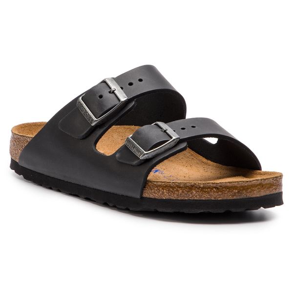 Klapki Birkenstock. Czarne klapki damskie Birkenstock, bez wzorów, bez obcasa. Za 569.99 zł.