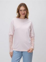 T-shirt z koronkowymi rękawami - pastelowy róż. Czerwone t-shirty damskie Reserved, l, bez wzorów, z bawełny, bez kołnierzyka. Za 89.99 zł.