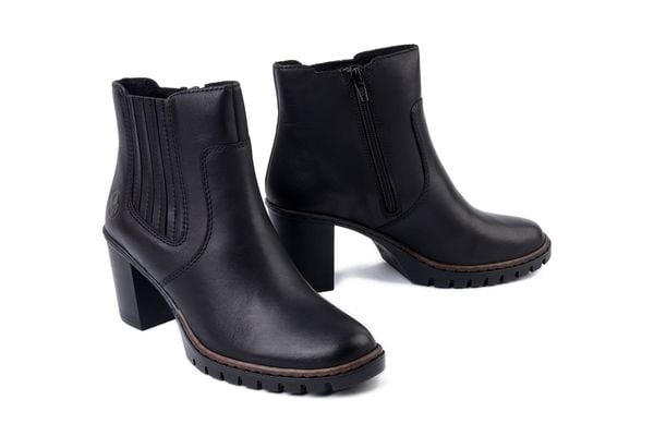 RIEKER Y2577-00 black, botki damskie. Czarne botki damskie Rieker, bez obcasa, na obcasie, bez zapięcia. Za 419.90 zł.