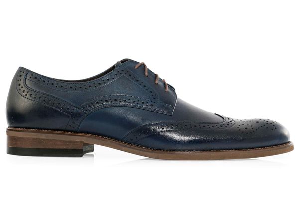 Granatowe męskie buty wizytowe - brogsy T147. Eleganckie półbuty Modini Moda Męska, ze skóry, casualowe, bez zapięcia. W wyprzedaży za 333.00 zł.