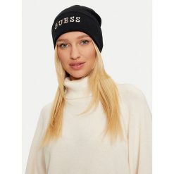 Czapka Guess. Czarne czapki i kapelusze damskie Guess, na zimę, z aplikacjami. Za 149.99 zł.