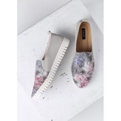 Szare Slip On Graciousness. Szare trampki i tenisówki damskie Born2be, z nadrukiem. Za 59.99 zł.