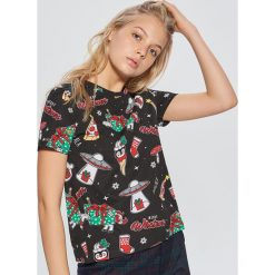 Koszulka ze świątecznym nadrukiem all over - Czarny. Czarne t-shirty damskie Cropp, z nadrukiem. Za 39.99 zł.