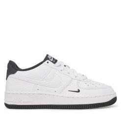 Sneakersy Nike. Białe trampki i tenisówki chłopięce Nike, bez wzorów, bez zapięcia. Za 429.99 zł.