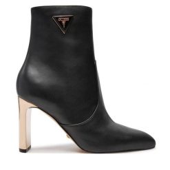 Botki Guess. Czarne botki damskie Guess, bez obcasa, na słupku, bez zapięcia. Za 899.99 zł.