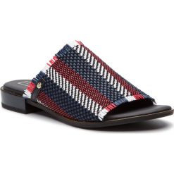 Klapki TOMMY HILFIGER - Raffia Mule Sandal FW0FW03947 Midnight 403. Niebieskie klapki damskie Tommy Hilfiger, bez wzorów, z materiału, bez obcasa, na obcasie. W wyprzedaży za 279.00 zł.
