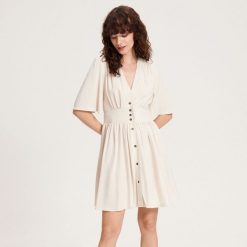 Sukienka mini z wiskozy - złamana biel. Sukienki damskie Reserved, l, bez wzorów, z tkaniny, klasyczne, bez kołnierzyka, bez ramiączek, mini. W wyprzedaży za 79.99 zł.