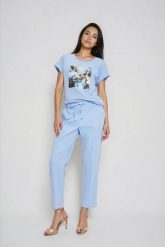 T-shirt z nadrukiem błękitny. Niebieskie t-shirty damskie MOODO, bez wzorów, z bawełny, bez kołnierzyka. Za 49.99 zł.