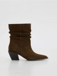 Zamszowe botki - zielony. Zielone botki damskie Reserved, z zamszu, bez obcasa, bez zapięcia. Za 299.99 zł.