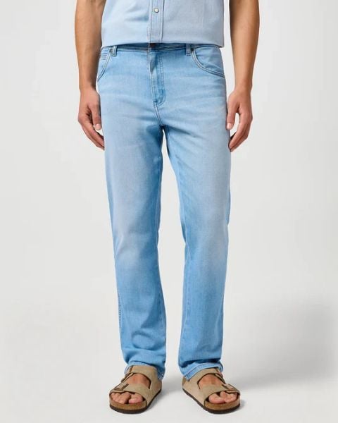 MESKIE SPODNIE WRANGLER TEXAS COOL LIGHT 112362482. Spodnie materiałowe męskie Wrangler, l, bez wzorów, z jeansu. Za 219.99 zł.