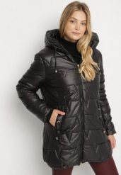 Czarna Pikowana Kurtka o Prostym Kroju z Kapturem Nalarea. Czarne kurtki damskie Born2be, plus size, bez wzorów, z dzianiny, z kapturem. Za 179.99 zł.