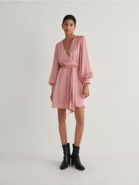 Sukienka mini - brudny róż. Czerwone sukienki damskie Reserved, na co dzień, l, bez wzorów, z tkaniny, bez kołnierzyka, bez ramiączek, mini, proste. W wyprzedaży za 59.99 zł.