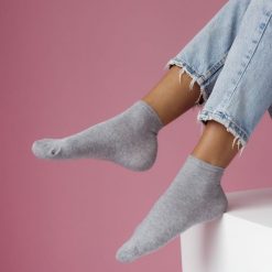 Skarpetki damskie bawełniane FIT SHORT GR 846. Szare skarpety damskie Milena, bez wzorów, z bawełny. Za 12.00 zł.