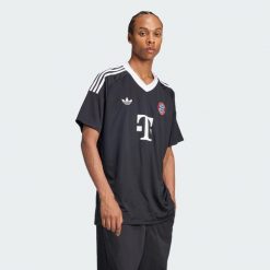 Koszulka bramkarska z trzeciego zestawu FC Bayernu Monachium 24/25. Czarne koszulki sportowe męskie Adidas, l, bez wzorów, bez kołnierzyka, bez ramiączek, do piłki nożnej. W wyprzedaży za 354.50 zł.