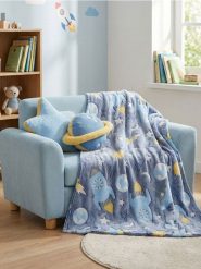 Koc flanelowy świecący w ciemności z motywem kosmicznym - niebieski. Niebieskie kocyki dla dzieci Sinsay. Za 29.99 zł.