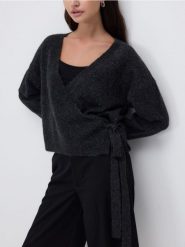 Sweter z wiązaniem - ciemnoszary. Szare swetry damskie Reserved, l, bez wzorów, z dzianiny, bez kołnierzyka, bez ramiączek, bez kaptura. Za 139.99 zł.