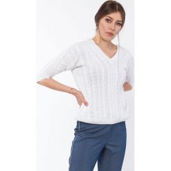 Ecru Luźny Sweter o Warkoczowym Splocie z Dekoltem V. Swetry damskie Molly.pl. Za 169.90 zł.
