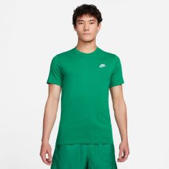 Koszulka Mężczyzna Nike Sportswear Club zielony. Zielone koszulki sportowe męskie Nike, m, bez wzorów, z bawełny, bez kołnierzyka, bez ramiączek, na fitness i siłownię. Za 238.00 zł.