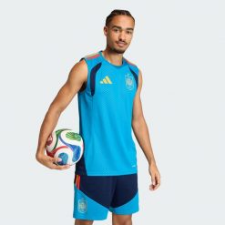 Koszulka bez rękawów Spain 26 Tiro. Niebieskie koszulki sportowe męskie Adidas, bez wzorów, bez kołnierzyka, bez ramiączek, na fitness i siłownię, climacool (adidas). Za 199.00 zł.