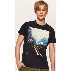 T-shirt z fotonadrukiem - Granatowy. T-shirty męskie marki House. Za 39.99 zł.