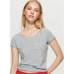Gładka koszulka - Jasny szary. T-shirty damskie marki Cropp. W wyprzedaży za 9.99 zł.