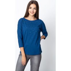 Niebieska bluzka z rękawem 3/4 QUIOSQUE. Niebieskie bluzki damskie QUIOSQUE, w geometryczne wzory, z bawełny, z dekoltem w łódkę. Za 69.99 zł.