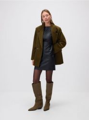 Sukienka z imitacji skóry - czarny. Czarne sukienki damskie Reserved, l, bez wzorów, ze skóry, bez kołnierzyka, bez ramiączek, mini, dopasowane. Za 149.99 zł.