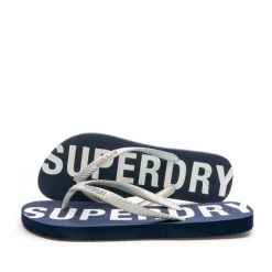 Superdry Klapki Code Essential z gumy - Deep Navy/Metallic Silver. Szare klapki damskie Superdry., bez wzorów, z gumy, bez obcasa. Za 105.50 zł.