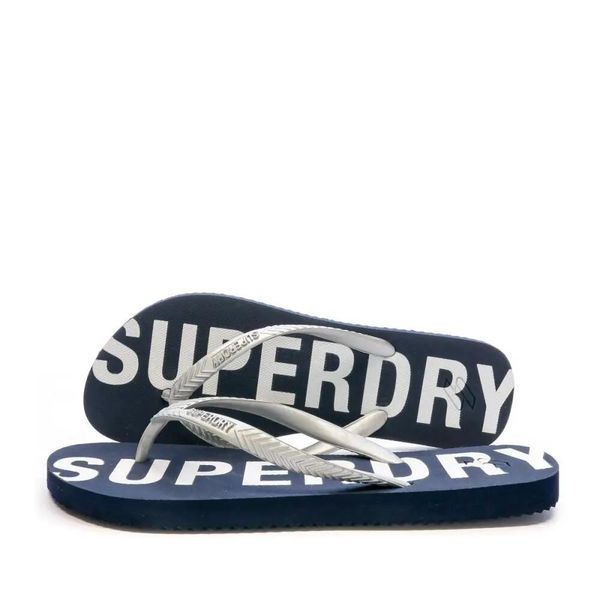 Superdry Klapki Code Essential z gumy - Deep Navy/Metallic Silver. Szare klapki damskie Superdry., bez wzorów, z gumy, bez obcasa. Za 107.55 zł.