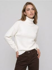 Sweter z golfem i domieszką wełny - kremowy. Białe swetry damskie Sinsay, l, bez wzorów, z wełny, bez kołnierzyka, bez ramiączek, bez kaptura. Za 45.99 zł.