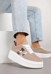 Ciemnobeżowe Sneakersy Kultowe Tenisówki na Platformie z Koturnem i Paskami Ozdobionymi Wzorem w Łaty Elisara. Brązowe trampki i tenisówki damskie Born2be, bez wzorów, z jeansu, bez zapięcia. Za 99.99 zł.