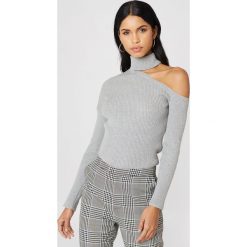 NA-KD Sweter z półgolfem i wycięciem na ramieniu - Grey. Szare swetry damskie NA-KD, z bawełny. W wyprzedaży za 80.98 zł.