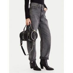 Torebka Guess. Czarne torebki do ręki damskie Guess, z aplikacjami, klasyczne, bez dodatków. Za 199.99 zł.