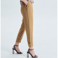 Materiałowe spodnie tailoring - Beżowy. Spodnie materiałowe damskie Cropp. W wyprzedaży za 39.99 zł.