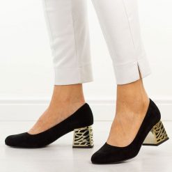 Czarne zamsz Polskie czółenka damskie Suzana 594. Czarne czółenka damskie Suzana, bez wzorów, z zamszu, eleganckie, z okrągłym noskiem, bez obcasa, na obcasie, bez zapięcia. Za 249.00 zł.