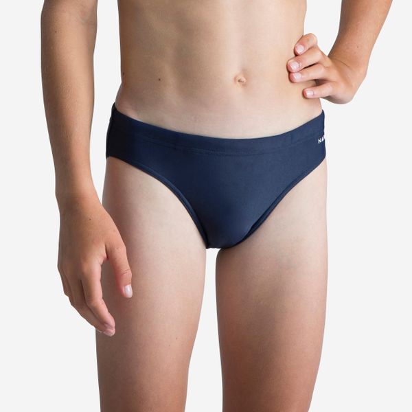 Slipki pływackie dla dzieci Nabaiji 100 Basic. Niebieskie kąpielówki dla chłopców Decathlon, bez wzorów, z materiału. Za 14.99 zł.
