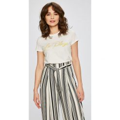 Vero Moda - Top Lola. Szare topy damskie Vero Moda, z aplikacjami, z bawełny, z okrągłym kołnierzem, z krótkim rękawem. W wyprzedaży za 34.90 zł.