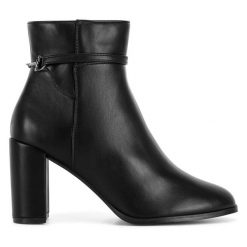 Botki Clara Barson. Czarne botki damskie Clara Barson, bez obcasa, na słupku, bez zapięcia. Za 169.99 zł.