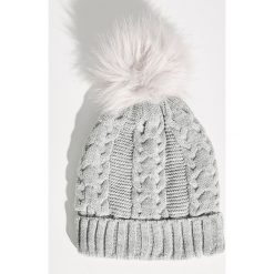 Czapka z puszystym pomponem - Jasny szar. Czapki i kapelusze damskie marki Calvin Klein Jeans. Za 24.99 zł.